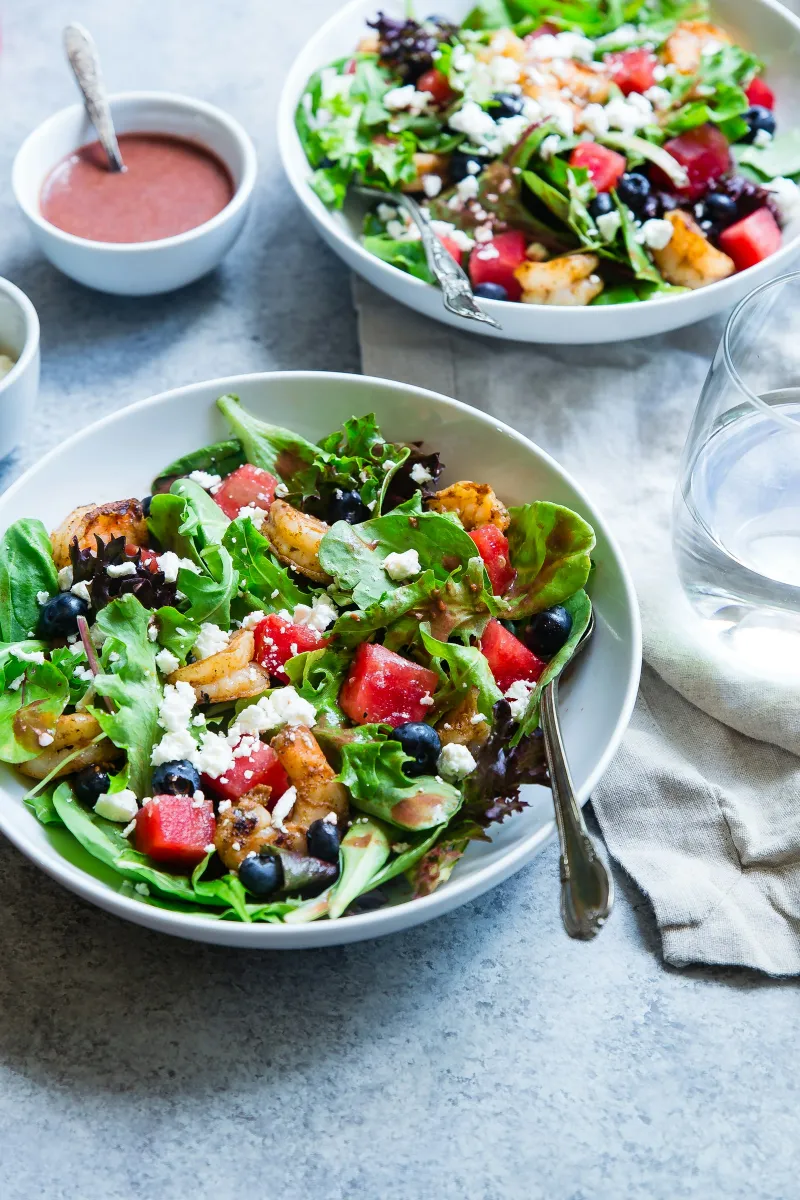 Platos saludables servidos para compartir en la mesa