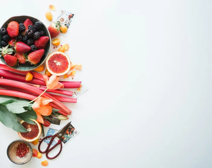 Frutas y alimentos frescos sobre una superficie clara